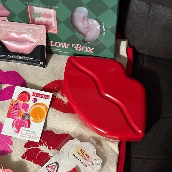 Lancôme Tote Bag with Lip Print and goodies - Picture 5 of 6